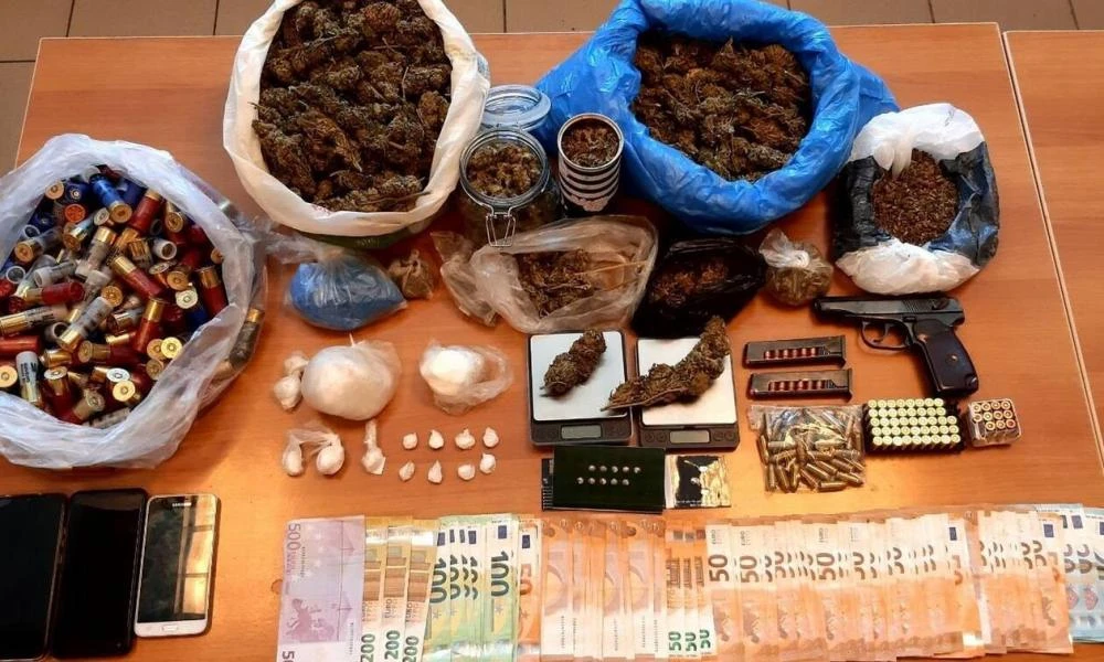 Ηράκλειο: Τρεις συλλήψεις για κοκαΐνη κάνναβη, όπλα και σφαίρες